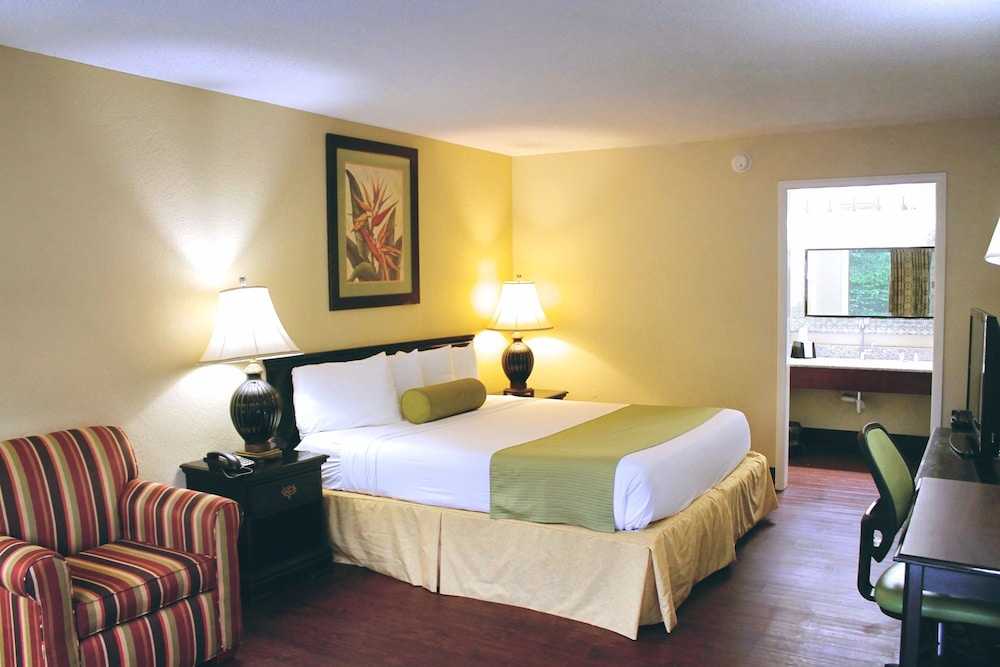Standard Suite, 1 King Bed (2nd Floor, Stair Access Only) photo 1