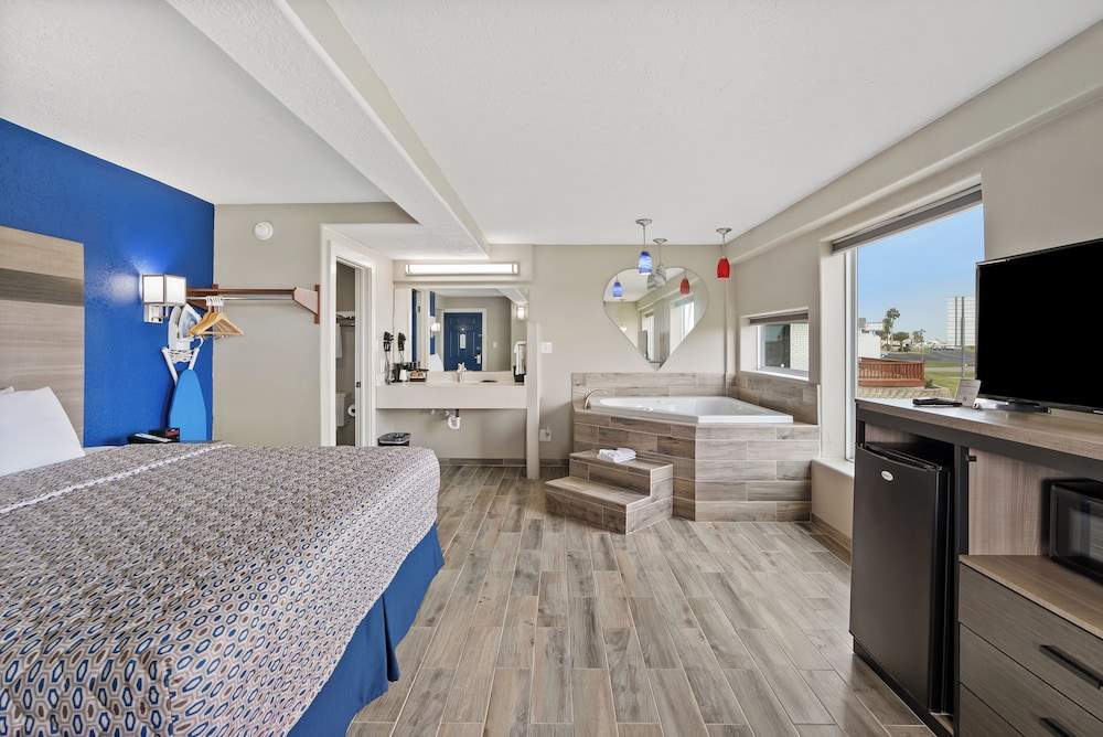 Honeymoon Suite, 1 King Bed, Non Smoking photo 2