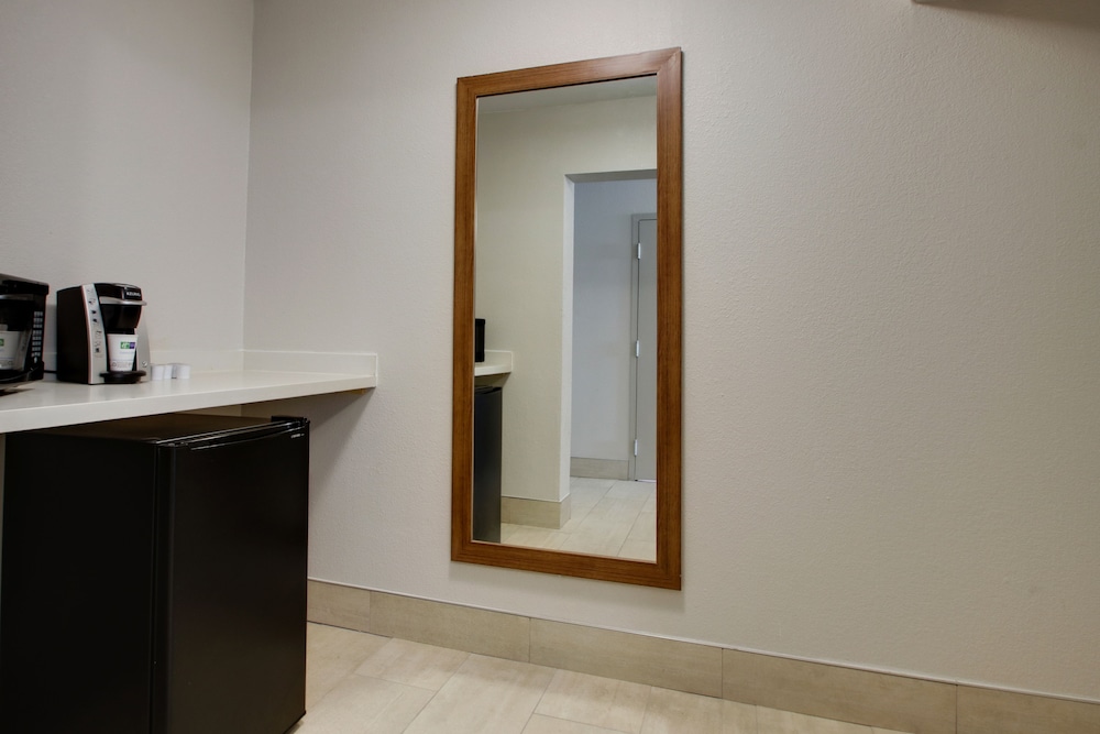 Suite, 1 King Bed with Sofa bed, Accessible, Non Smoking (Communications Accessible) - Photo 3