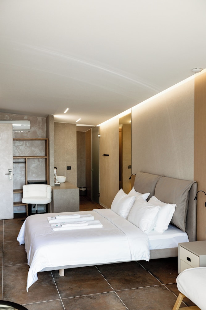Deluxe Studio Suite, Bathtub, Sea View photo 2