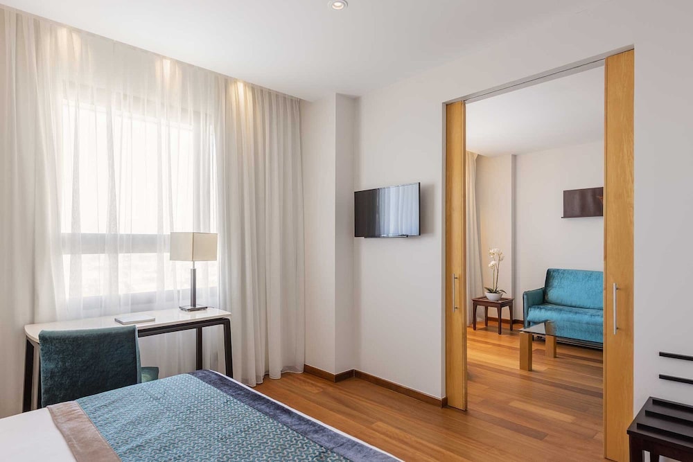 Junior Suite, 1 Double Bed, City View (Single Use) thumbnail 6