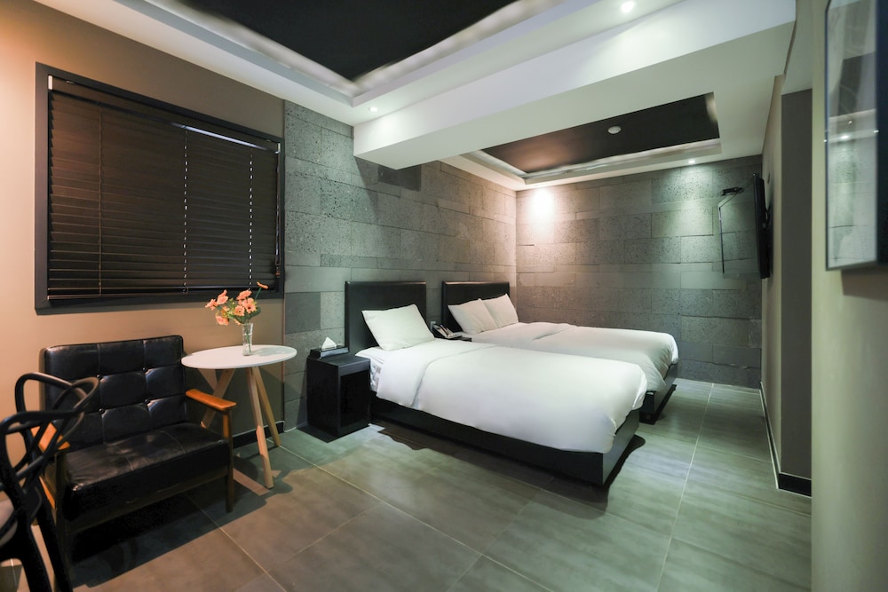 Premium Twin Room - Photo 1