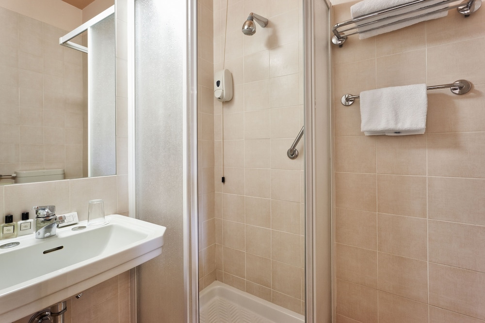 Standard Double or Twin Room - Photo 6