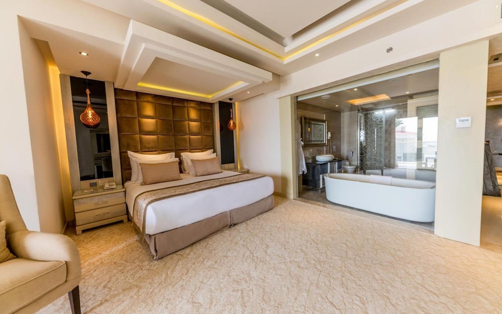 Deluxe Jacuzzi Room photo 2