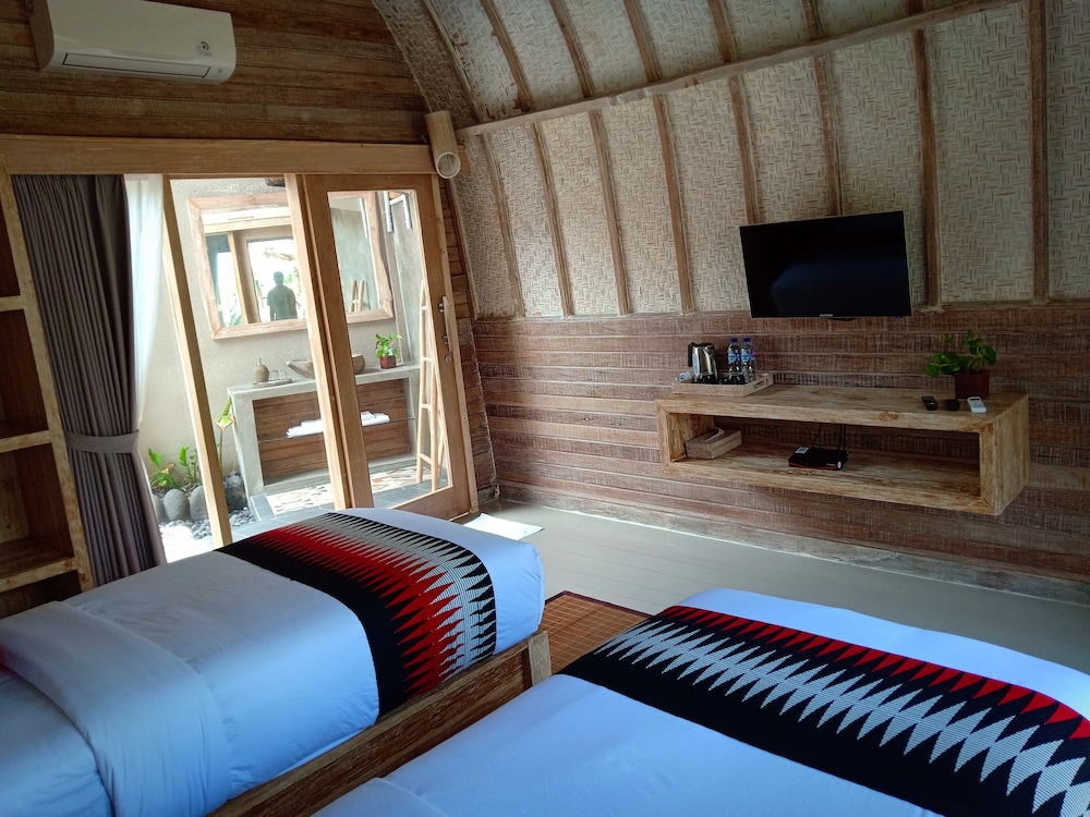 Deluxe Twin with Bathtub