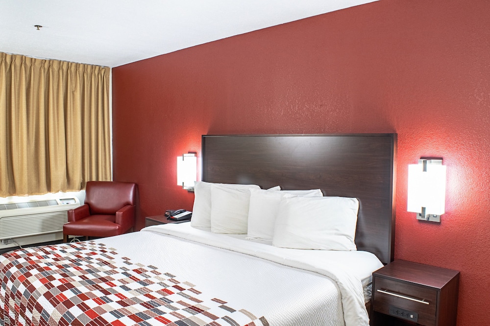 Deluxe Room, 1 King Bed, Accessible (Smoke Free) - Photo 1