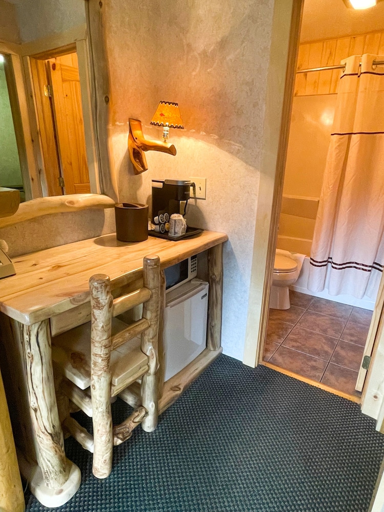 Queen Suite w/ Fireplace photo 2