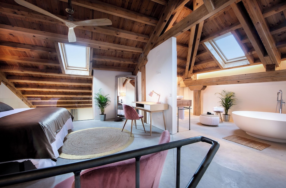 Deluxe Duplex Suite: 205