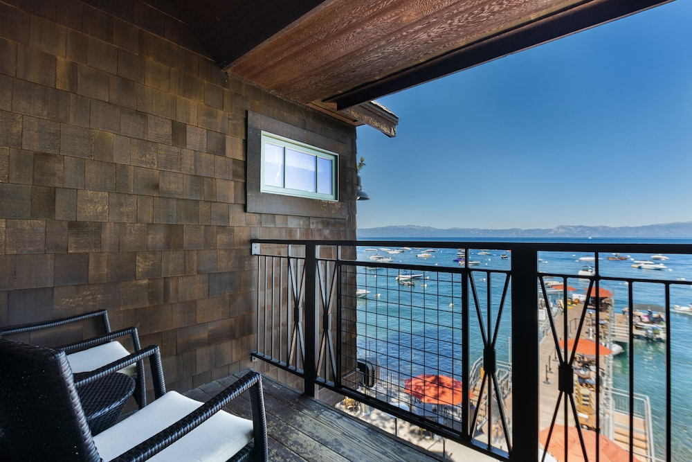 Sugar Pine Suite, Queen Bed with Lake View photo 3