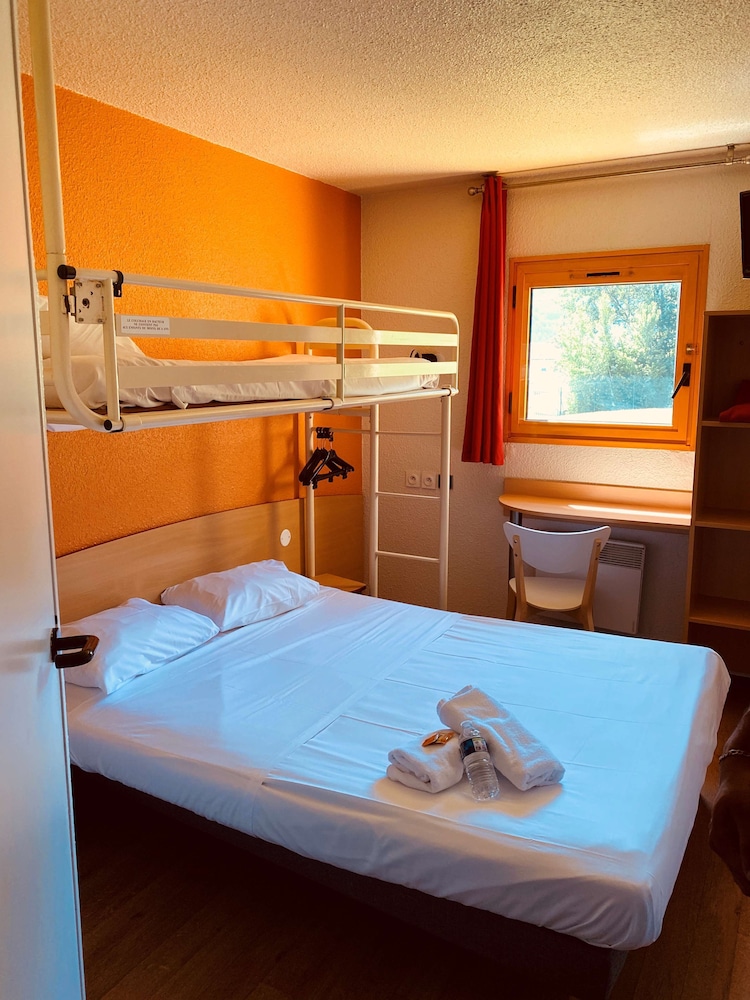 Standard Room, Multiple Beds (1 Double and 1 Single bed) photo 1