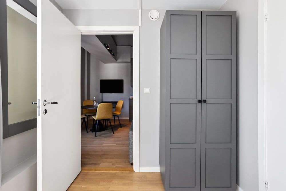 1 Bedroom Apartment - Photo 2