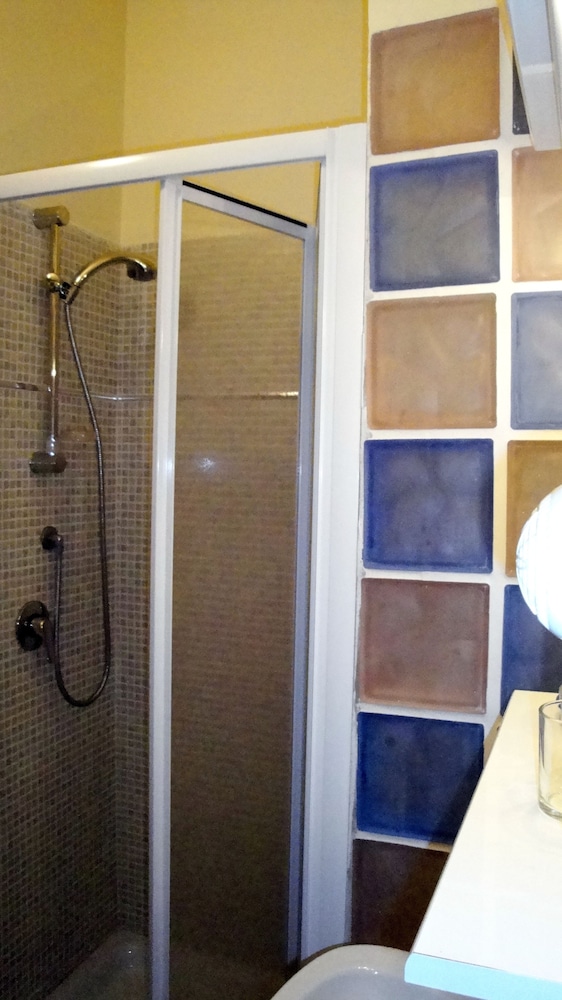 Standard Triple Room, Private Bathroom photo 2