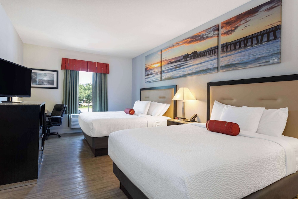 Basic Room, Multiple Beds, Non Smoking (1 Queen Bed & 1 King Bed) - Photo 1