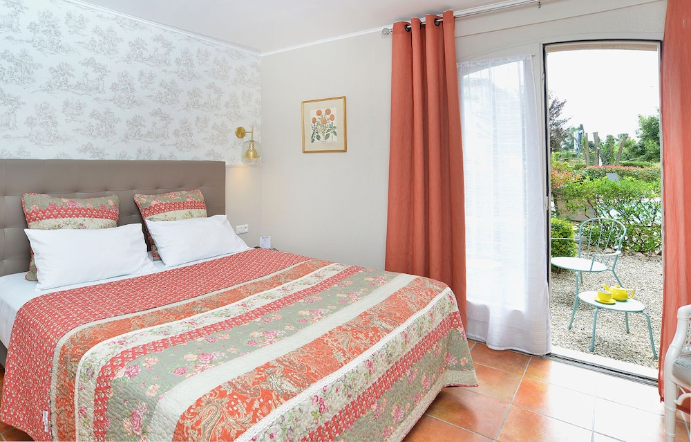 Superior Room, 1 Queen Bed, Non Smoking, Pool View (Twin bed on request) - Photo 3
