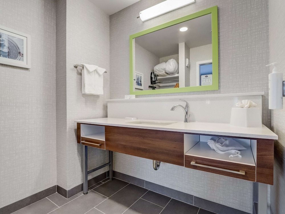 Room, 2 Queen Beds, Accessible, Bathtub (Hearing) - Photo 24