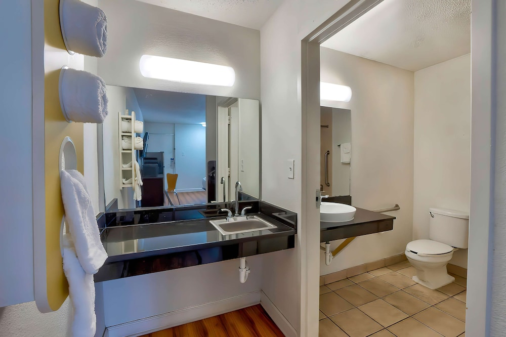 Standard Room, 1 Queen Bed, Smoking, Kitchenette photo 2
