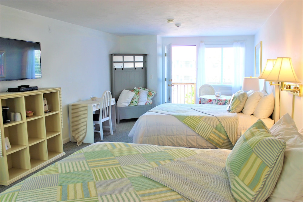 Double Queen Room Second Floor Only photo 1
