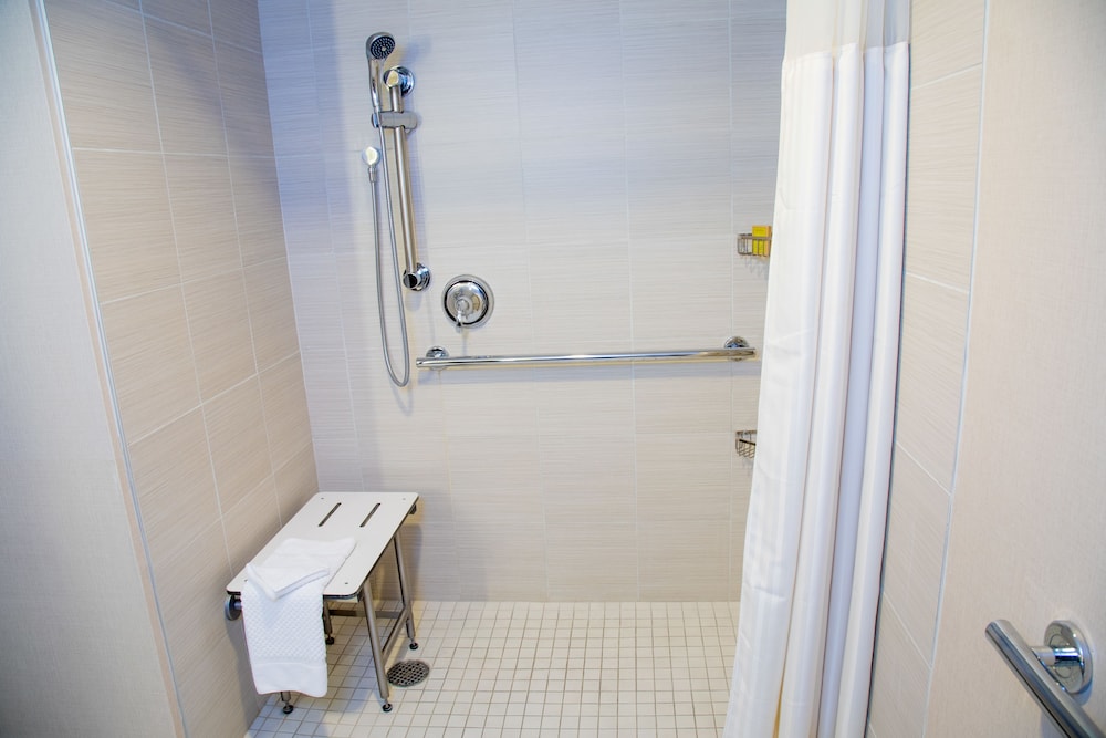 1 King Bed, Accessible Shower, Non Smoking - Photo 7