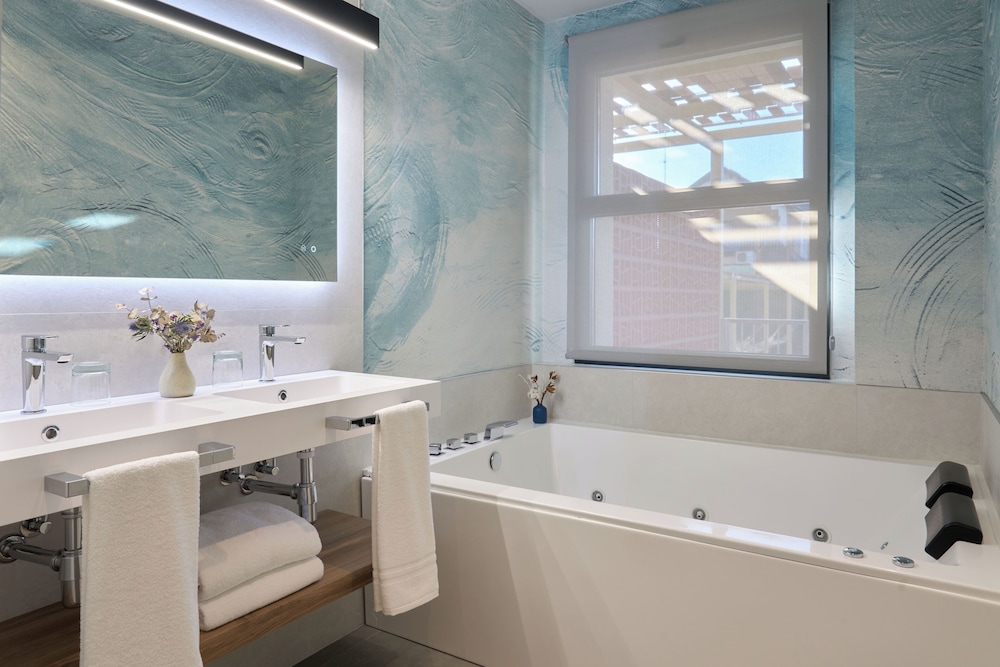 Junior Suite con Jacuzzi y Terraza con vista Piscina - Photo 5