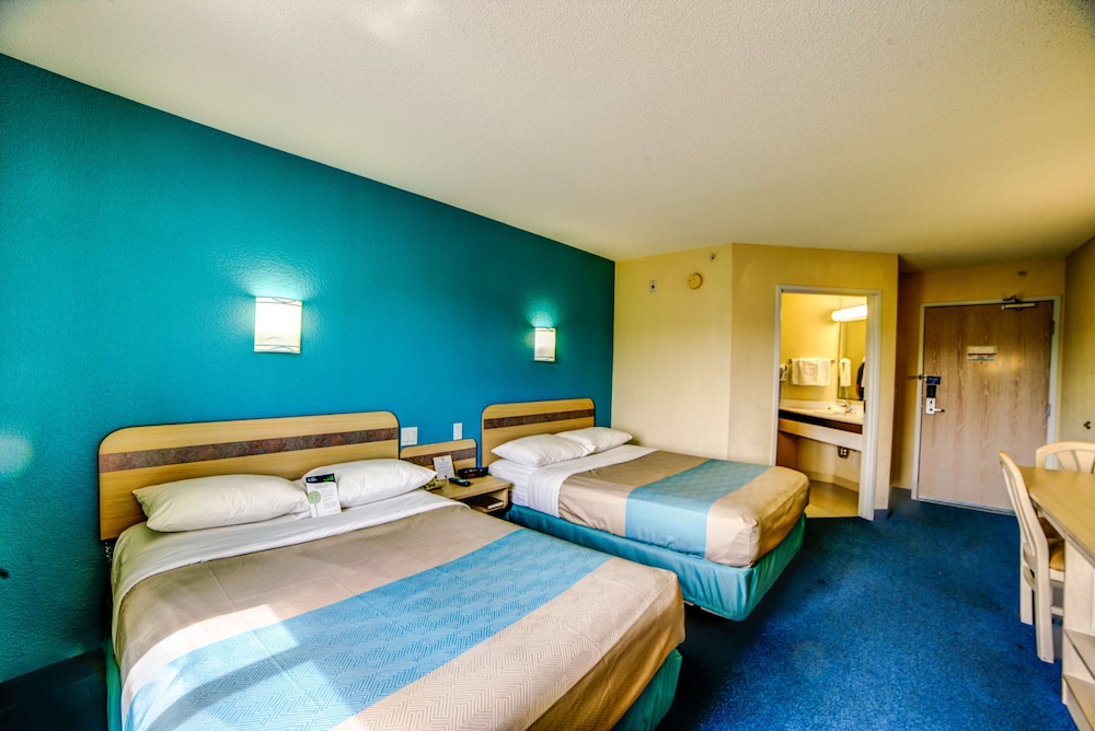 Standard Room, 2 Double Beds, Non Smoking - Photo 7