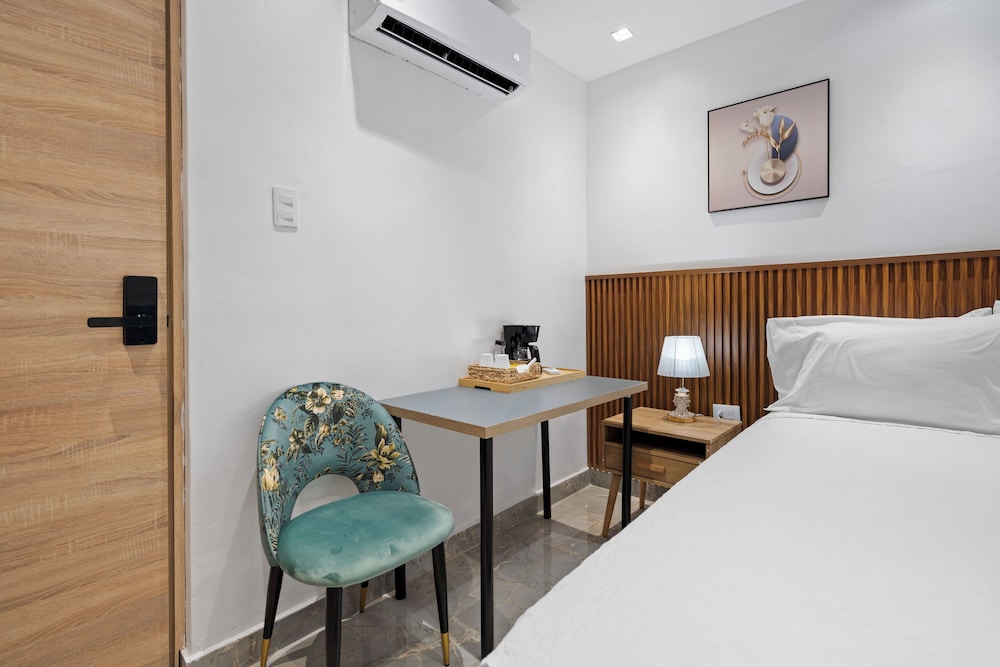 Comfort Room, 1 Queen Bed, Non Smoking, Private Bathroom photo 2