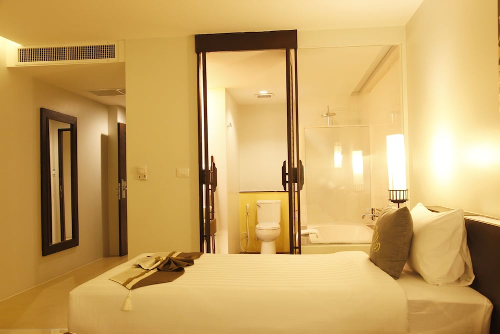 Deluxe Room Pool View - Photo 6