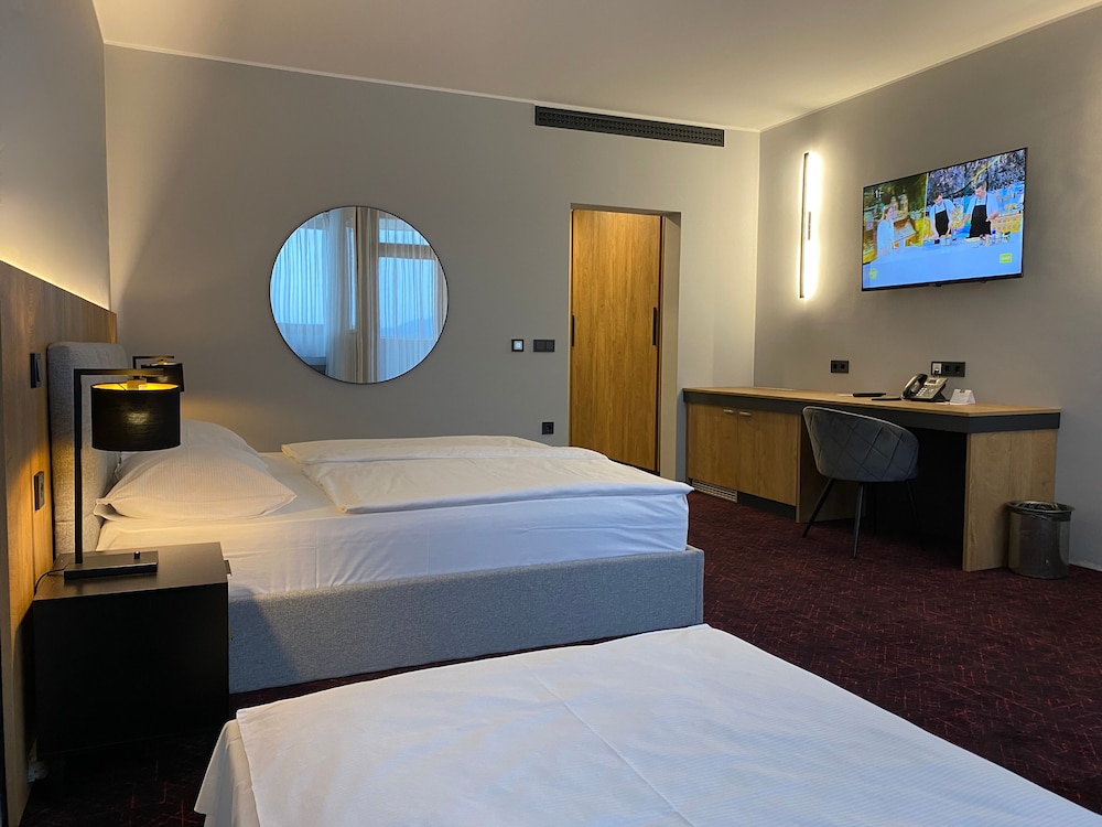 Double or Twin Room - Photo 6