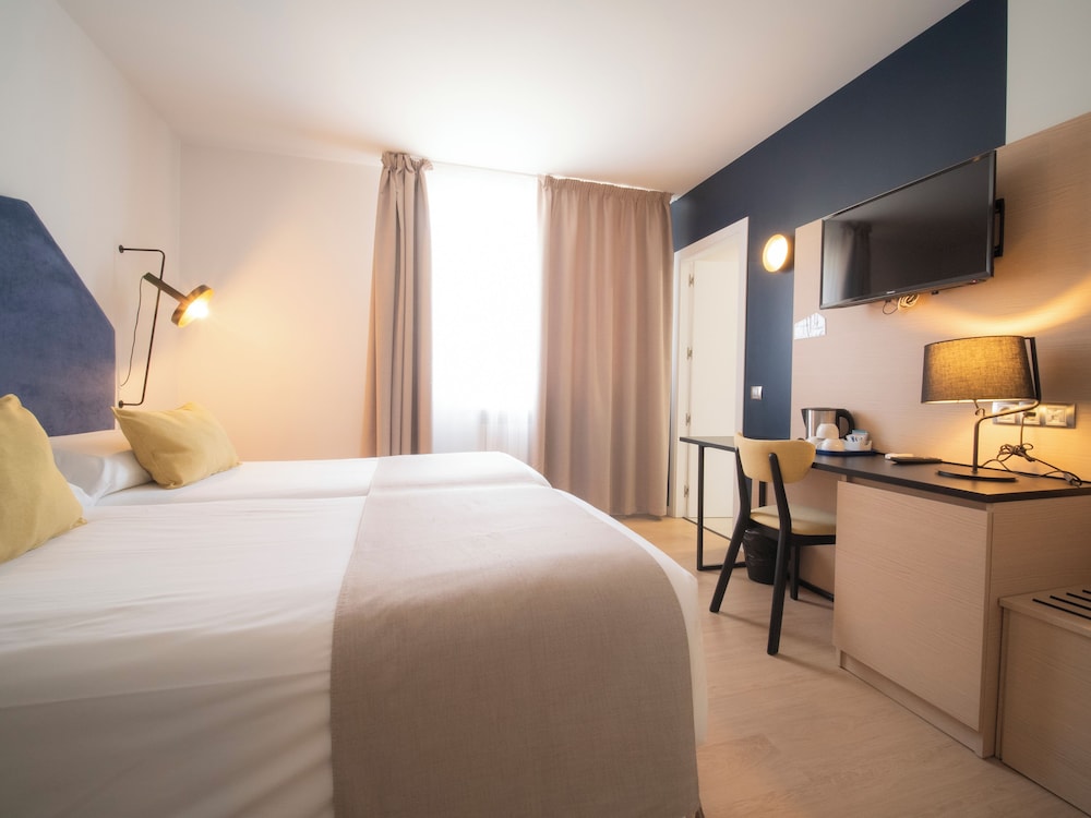 Triple Room (2 Adults + 1 Child) photo 2