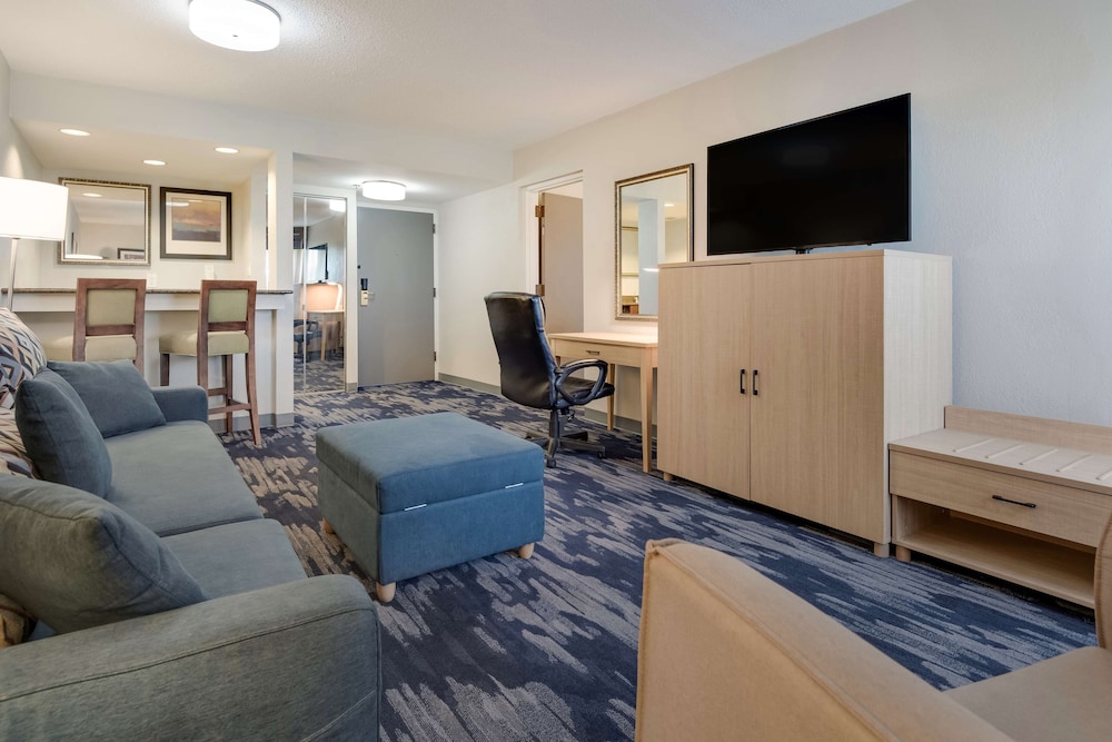 Suite, 1 King Bed, Non Smoking, Refrigerator & Microwave (Separate Living Room;with Sofabed) - Photo 5