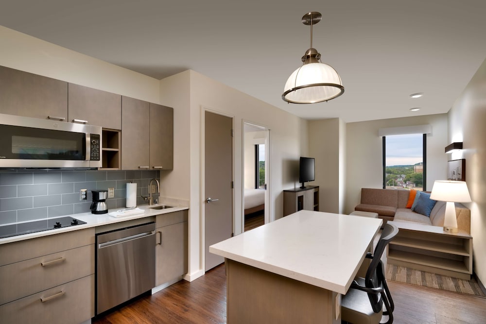 Suite, 1 Bedroom - Photo 2