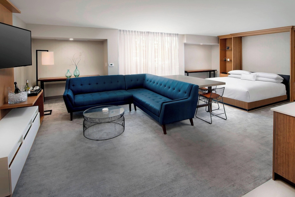 Suite, 1 King Bed, Ground Floor photo 2