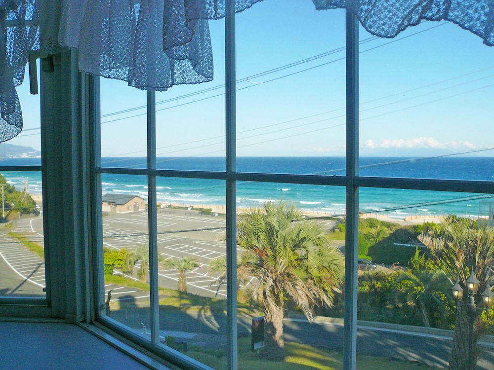 Basic Twin Room, 6 Bedrooms, Non Smoking, Beachside photo 2