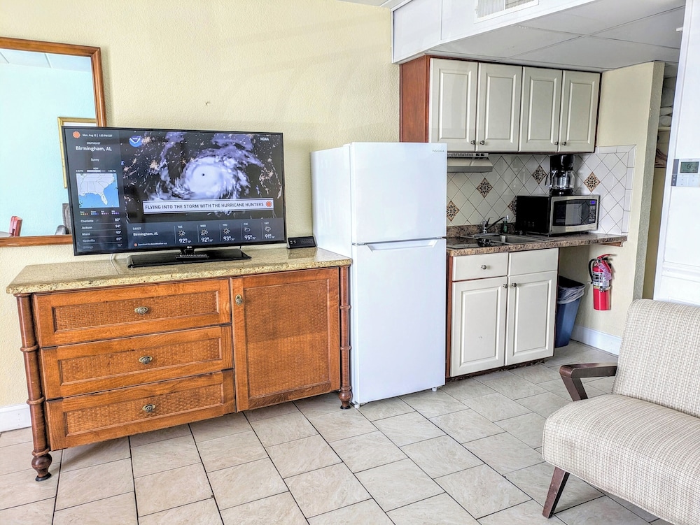 Deluxe Suite, 1 Bedroom, Kitchenette, Pool View