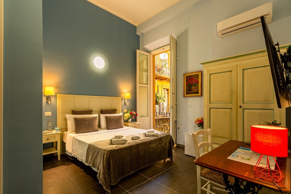 Comfort Double Room, 1 Bedroom, Refrigerator & Microwave, City View photo 3