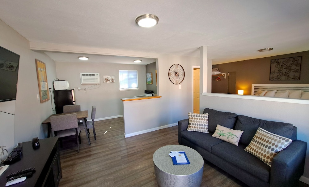 Signature Suite, 1 King Bed with Sofa bed, Kitchen