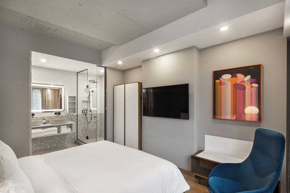 Signature Room, 1 King Bed with Sofa bed - Photo 3