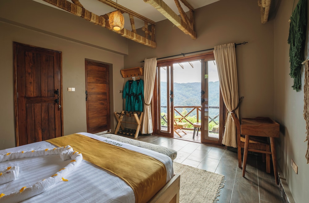Double Room, 1 King Bed, Private Bathroom, Mountain View photo 1