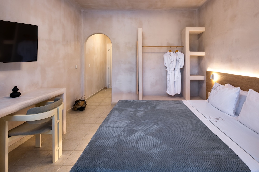 Junior Suite, Pool View - Photo 2