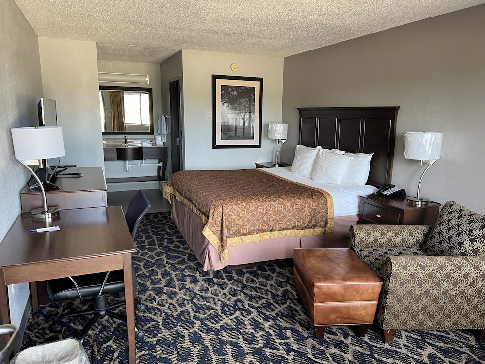 Standard Room, 1 King Bed - Photo 1