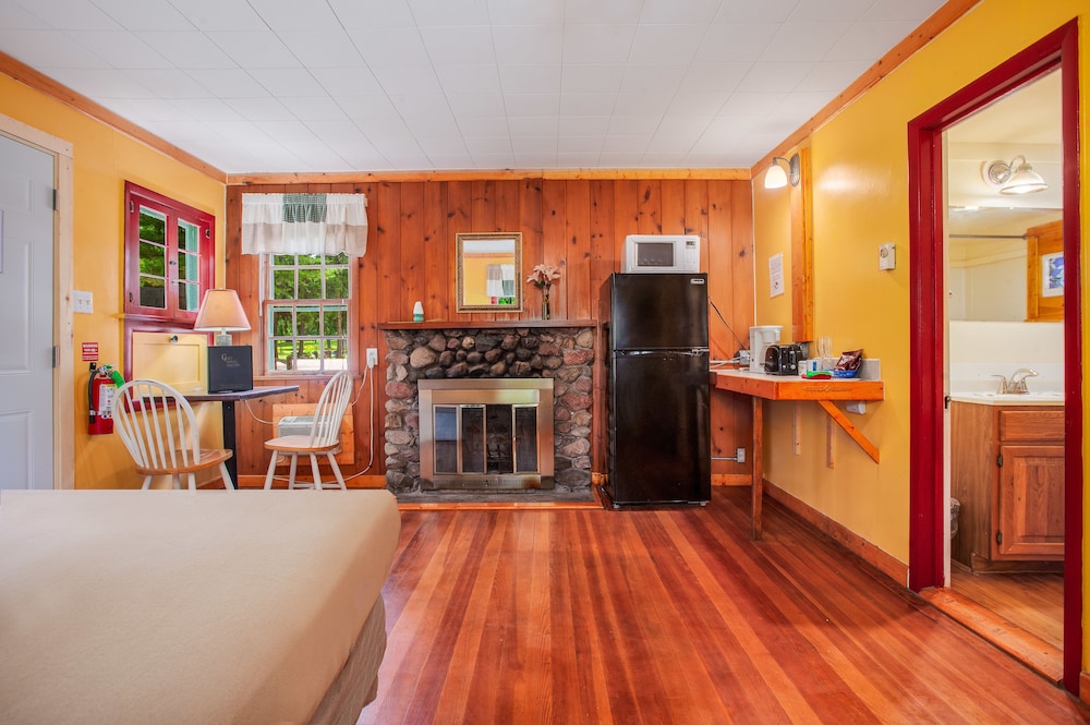 Cabin, 1 Queen Bed, Refrigerator & Microwave, Resort View