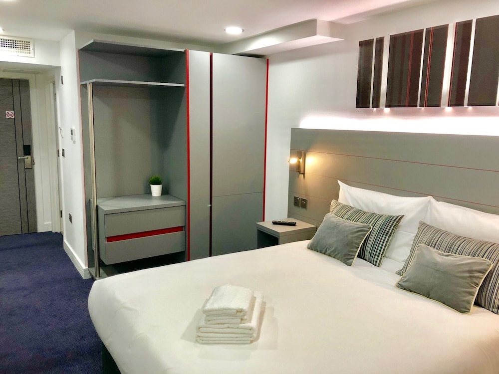 Double or Twin Room, Ensuite - Photo 7
