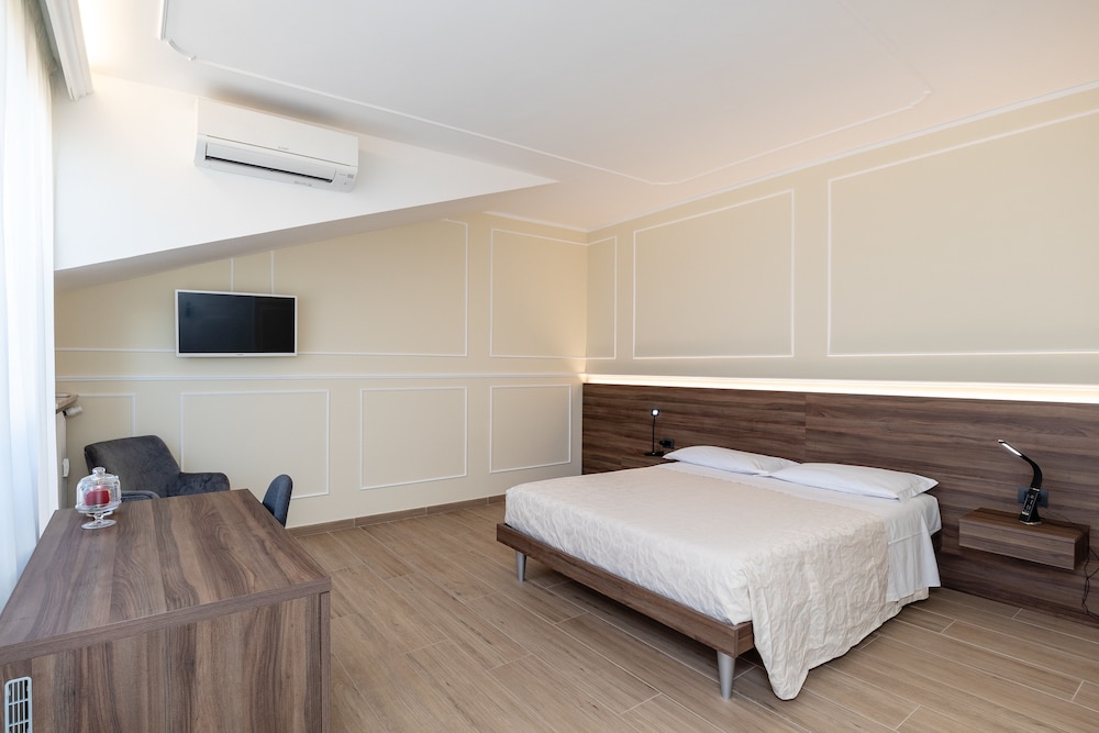 Double Room, 1 Queen Bed, City View (Romeo)