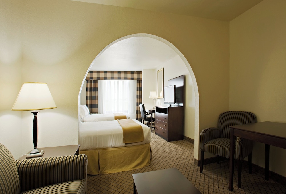 Suite, 2 Queen Beds photo 2