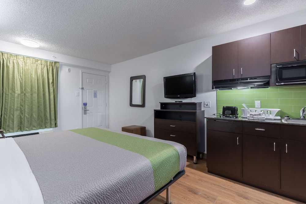 Standard Room, 1 King Bed, Non Smoking, Kitchenette photo 2