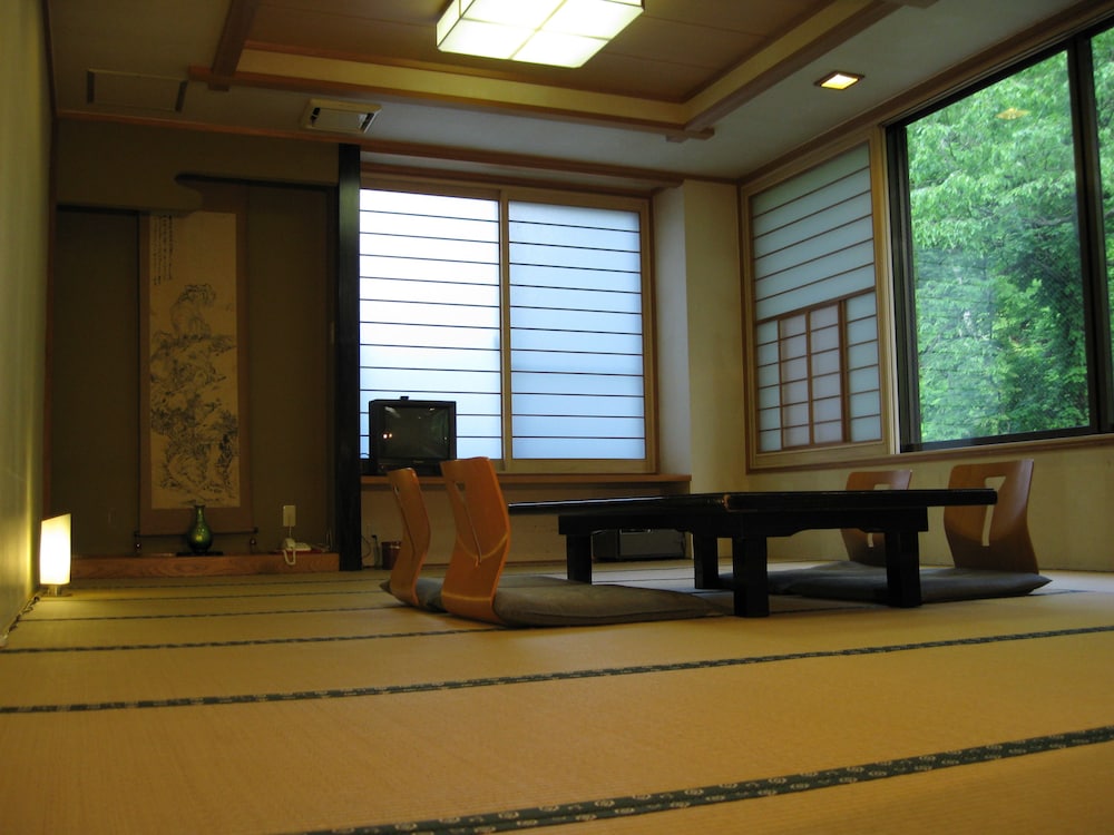 Japanese room with private bathroom for 4 people photo 3
