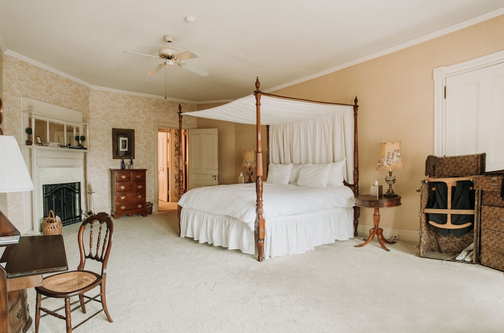 Deluxe Studio Suite, 1 King Bed, Mountain View