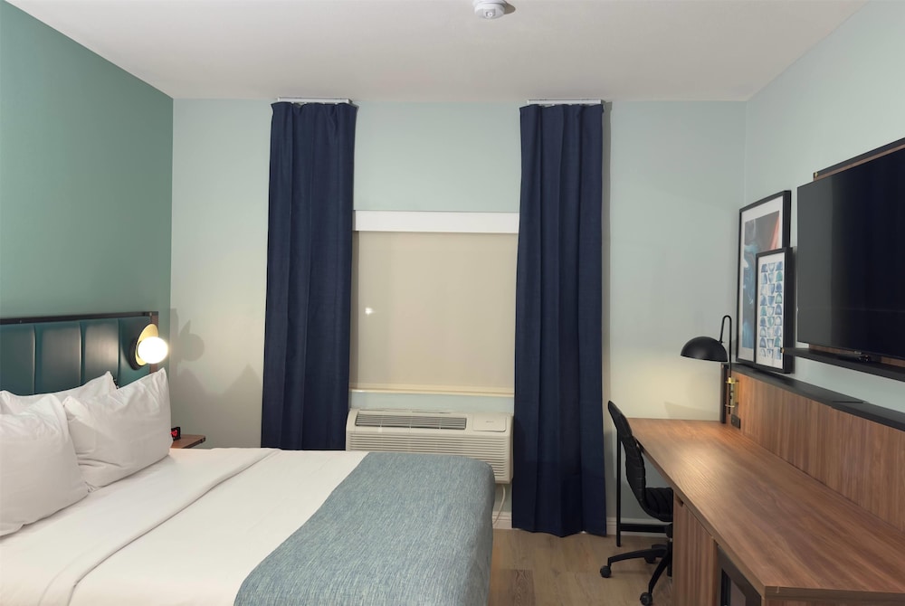 Room, 1 King Bed, Non Smoking - Photo 6