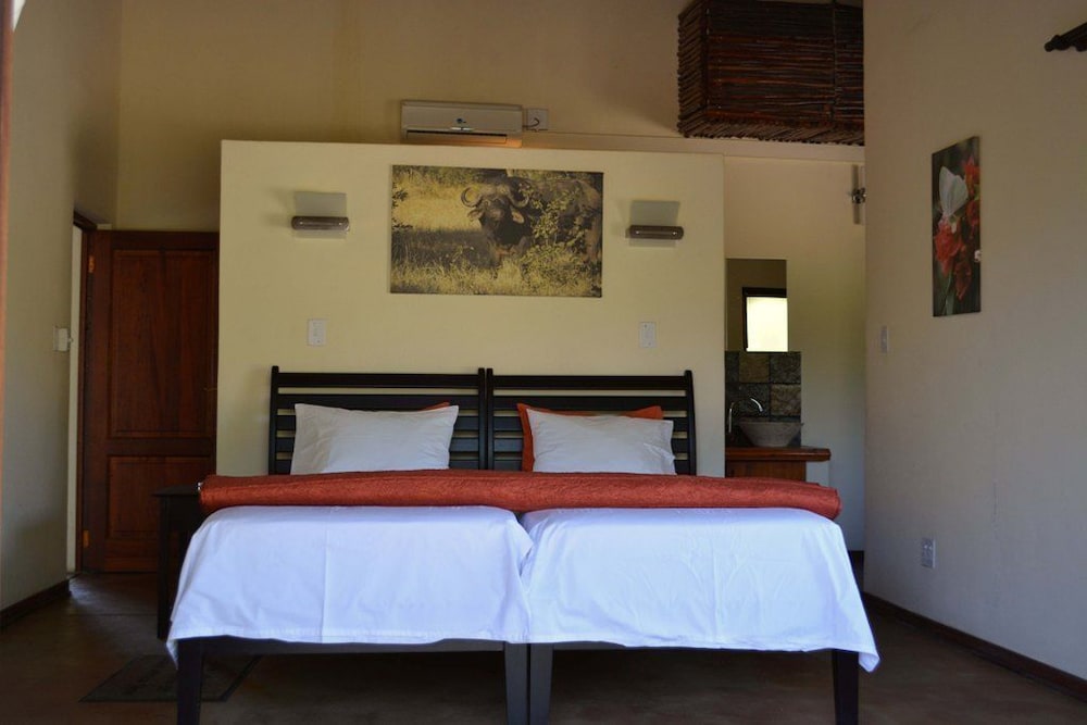 Luxury 3 Bedroom Bush House photo 1