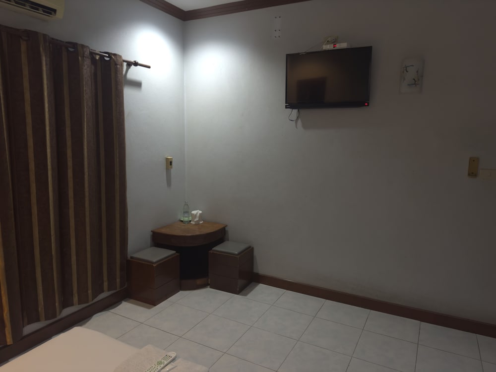 Basic Room, 1 Queen Bed, Garden View