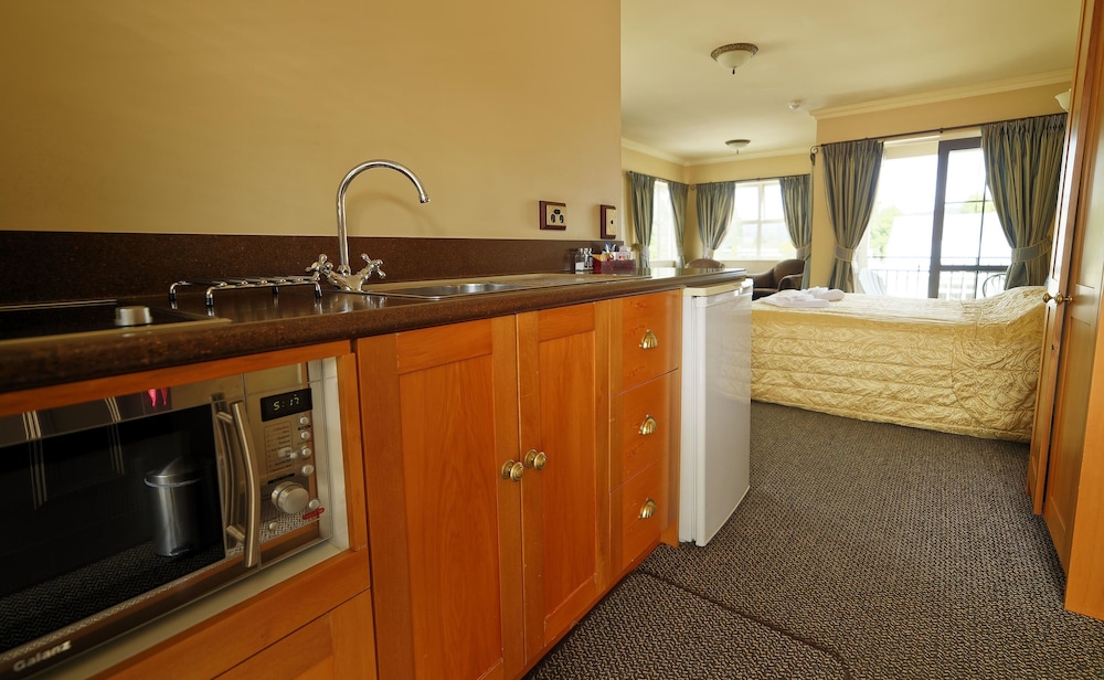 Superior Studio, 1 King Bed, Accessible photo 1